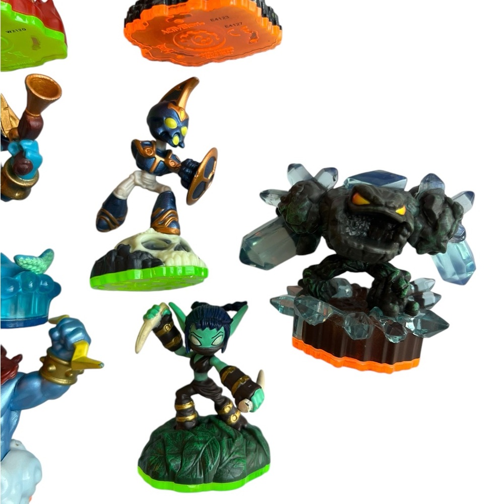 Skylanders Treasure Chest With 10 Figures Travel Case Bag Activision Nintendo - Picture 5 of 8